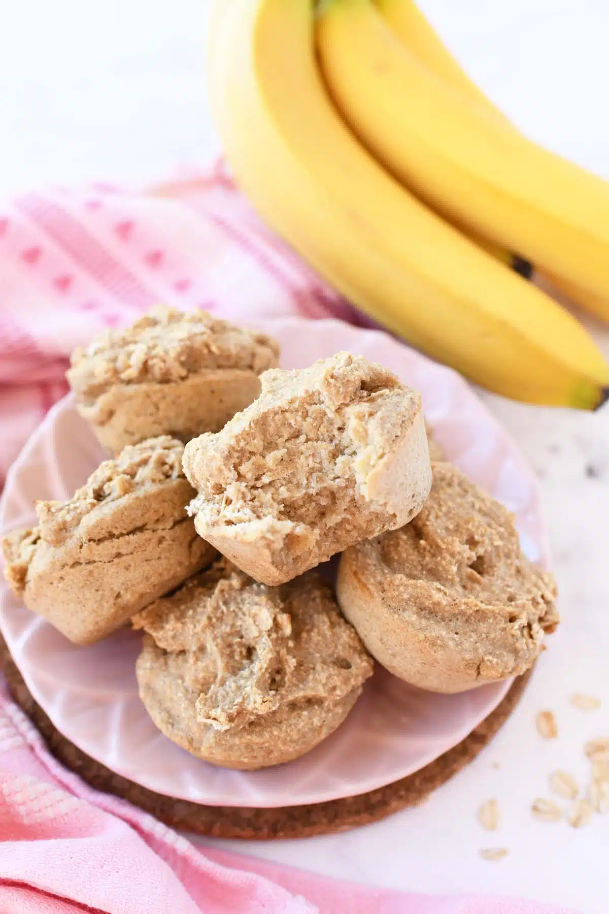3 ingredients muffins on a pink plate with yellow bananas.