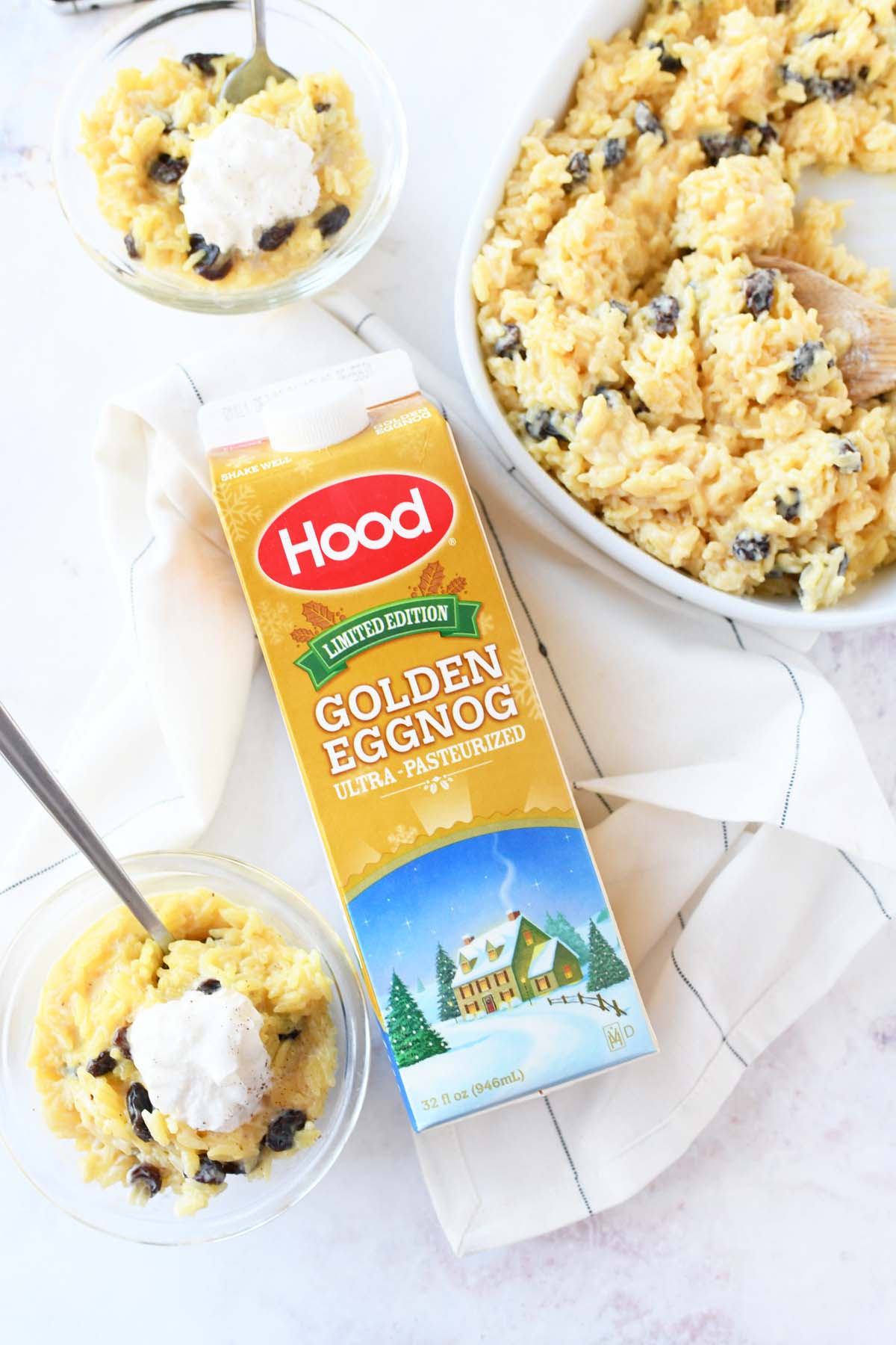 Hood eggnog with rice pudding on a white table.