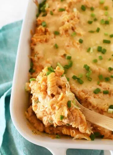 A wooden spoon with buffalo chicken pasta inside.
